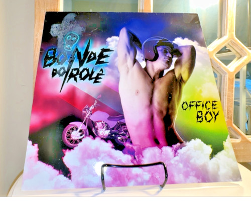 Bonde role office boy - role,